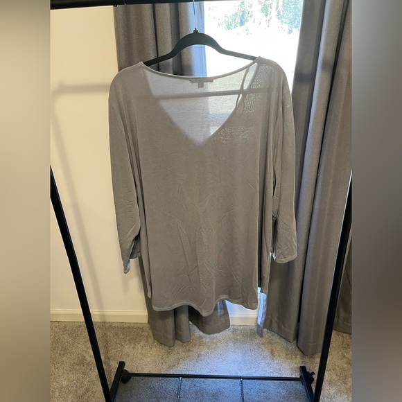 Green Envelope Light Gray Long Sleeve V-Neck Top with Silver Zipper Accent - Picture 2 of 3